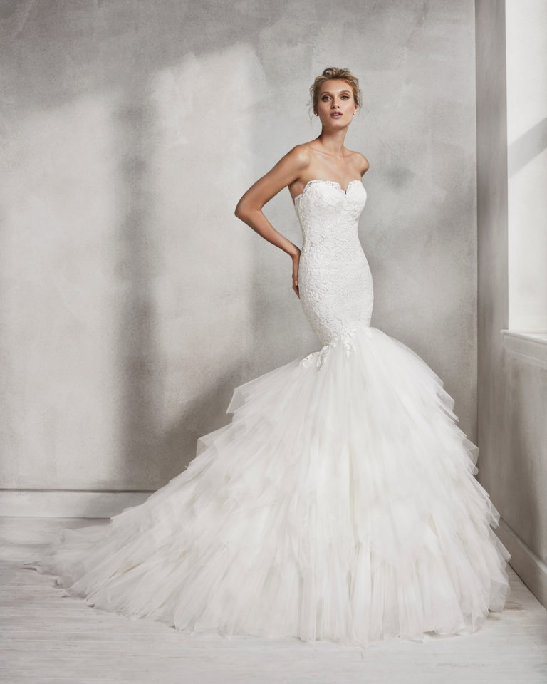 Mermaid-style lace and tulle wedding dress with sweetheart neckline.