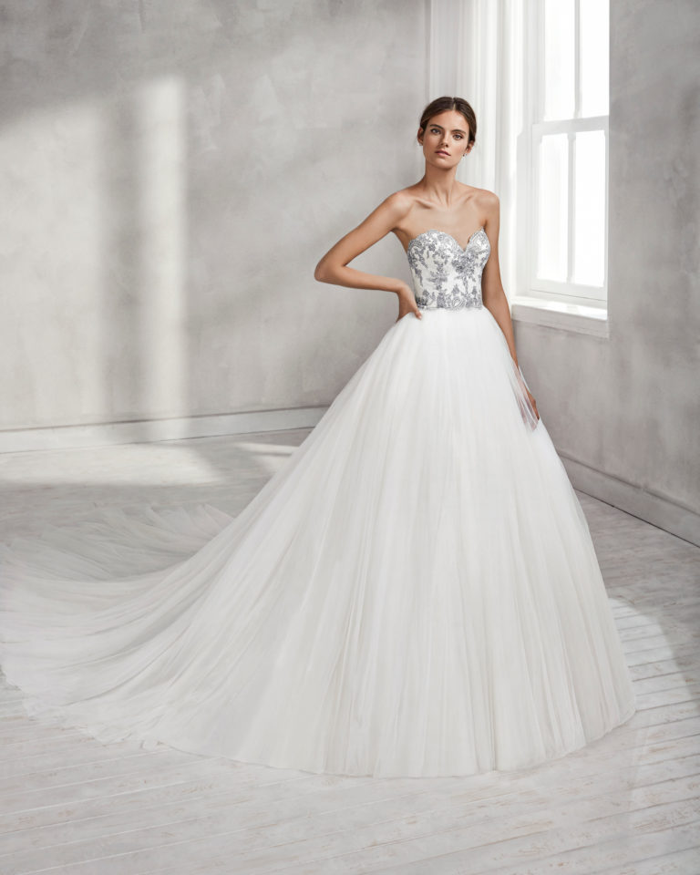 Princess-style lace wedding dress with sweetheart neckline and full tulle skirt, in natural/silver and natural.