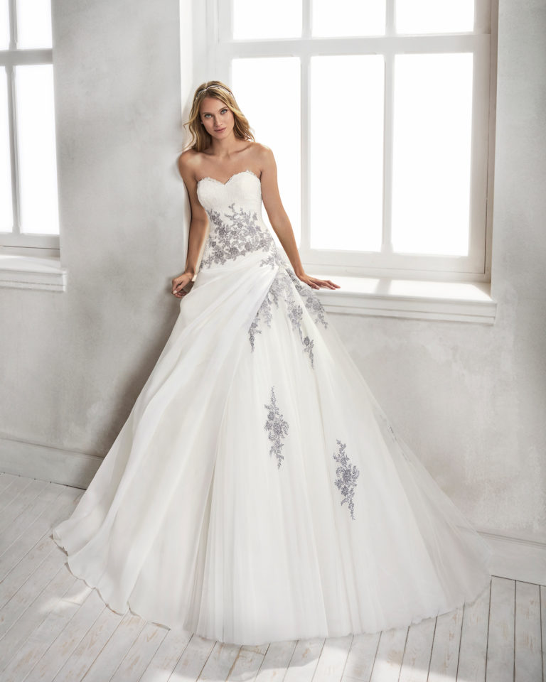 Princess-style organza and tulle wedding dress with sweetheart neckline and lace appliqués, in natural/silver and natural.