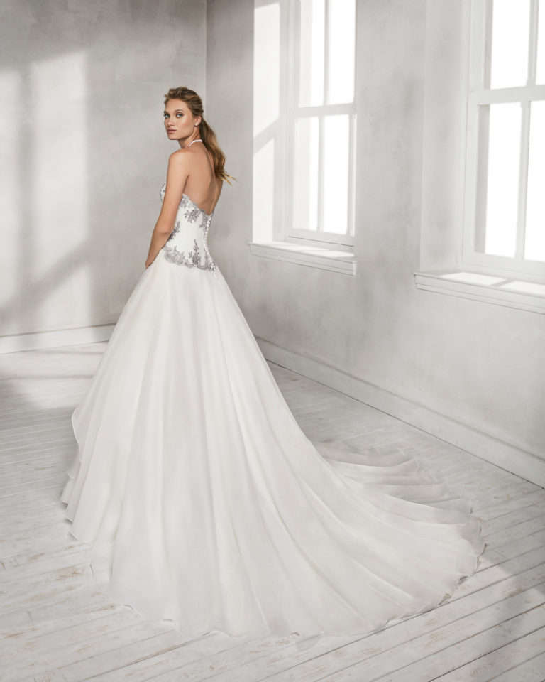 Princess-style organza and tulle wedding dress with sweetheart neckline and lace appliqués, in natural/silver and natural.