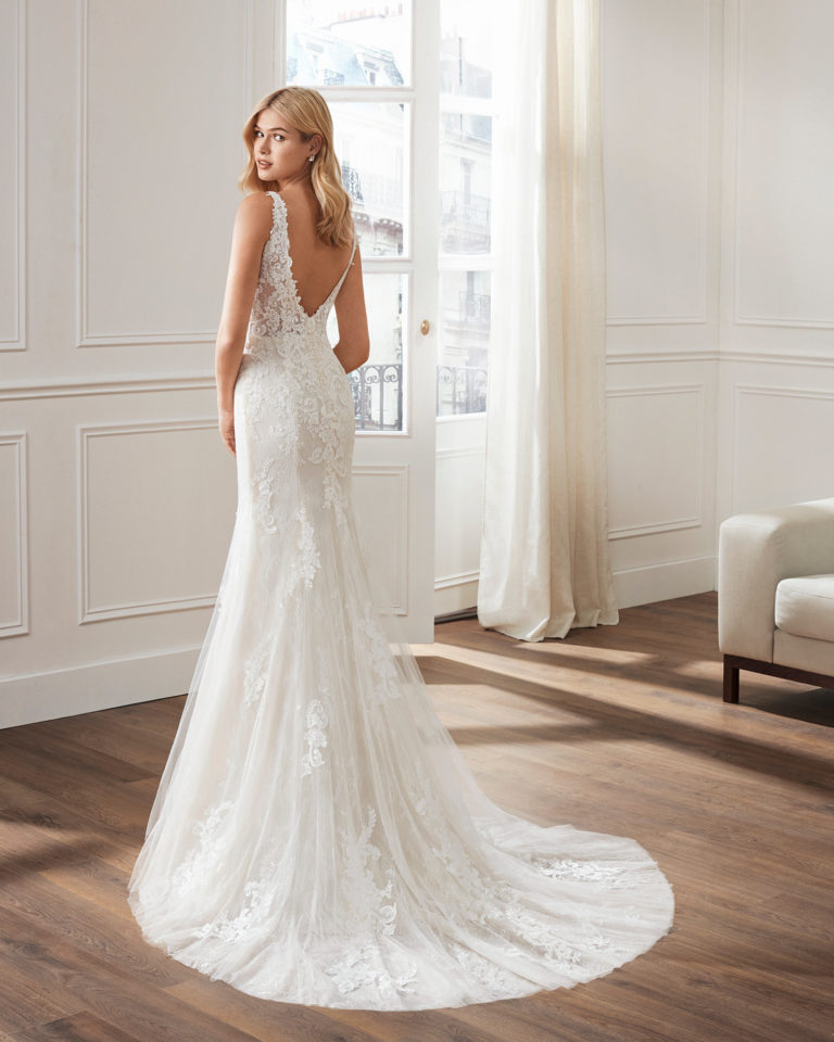 Vestido de novia corte sirena de encaje y pedrería. Escote V y falda de aplicaciones. Disponible en color natural. Colección  2019.