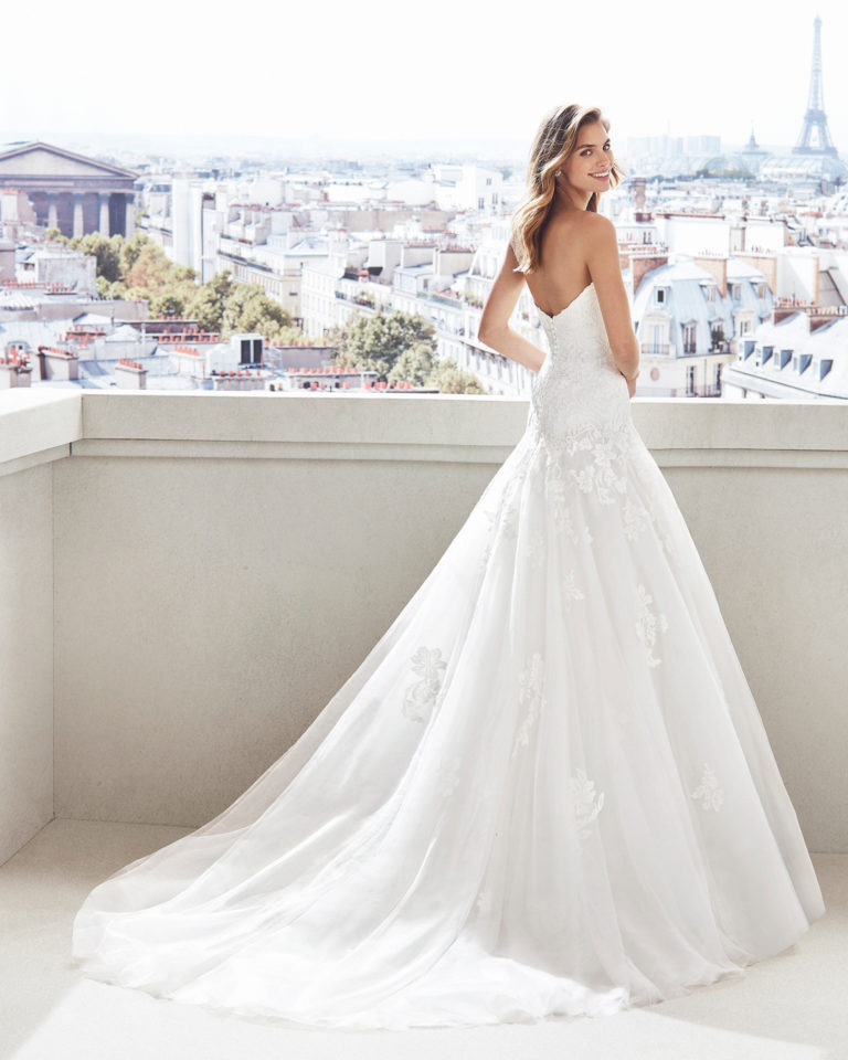 Vestido de novia estilo princesa en tul y encaje. Escote corazón profundo y encaje en cuerpo y falda. Disponible en color natural. Colección  2019.