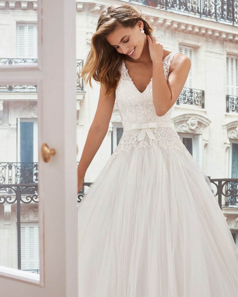 Tulle princess-style wedding dress. V-neckline and beaded lace bodice. Available in natural. 2019  Collection.