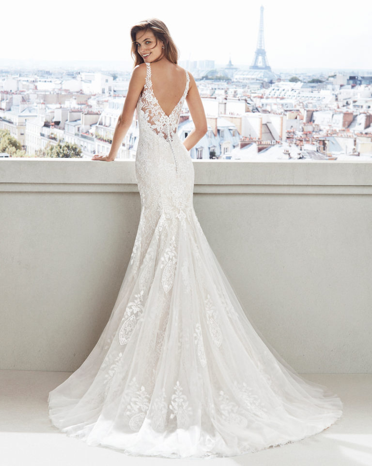 Vestido de novia corte sirena de encaje. Escote V y falda de aplicaciones. Disponible en color natural y natural/champagne. Colección  2019.
