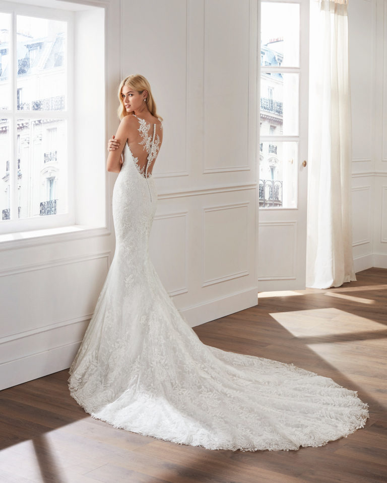 Vestido de novia corte sirena de encaje. Escote corazón y falda de aplicaciones. Disponible en color natural. Colección  2019.