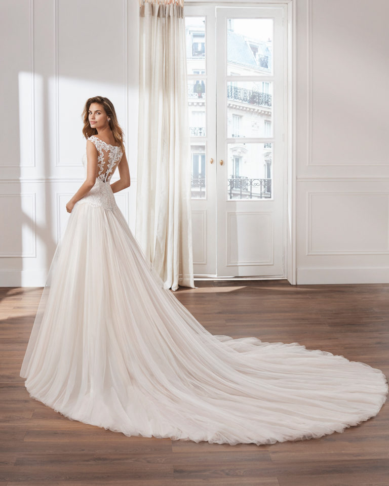 Vestido de novia estilo princesa en tul. Escote ilusión, cuerpo de encaje y falda maxi volumen . Disponible en color rosa y en natural. Colección  2019.