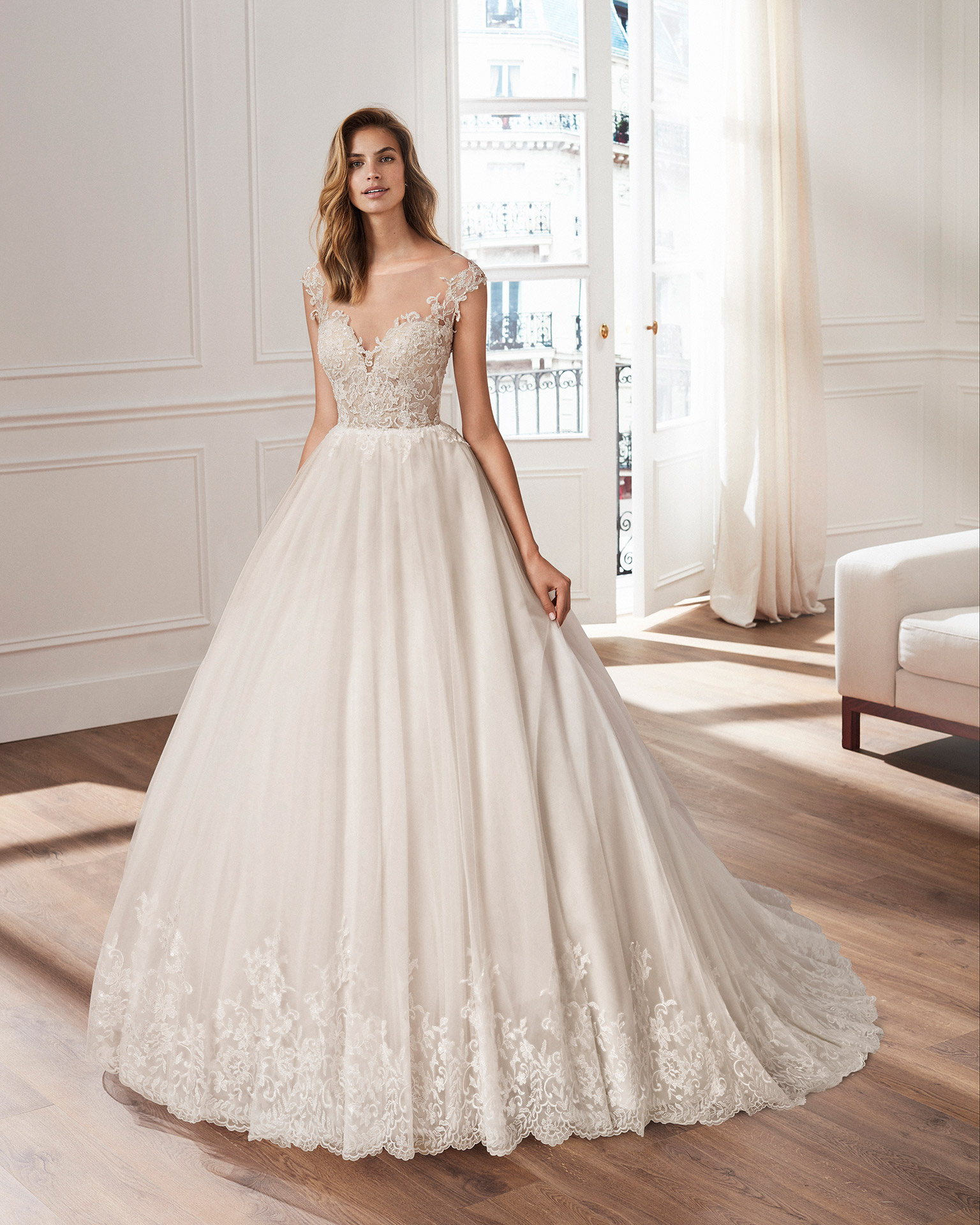 Vestido de novia estilo línea A en tul, encaje y pedrería, con escote V y espalda escotada, natural o rose. Colección  2020.