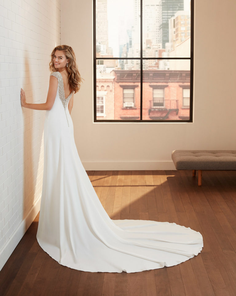 Vestido de novia corte recto de crep elástico con espalda escotada de pedrería. Colección 2020.