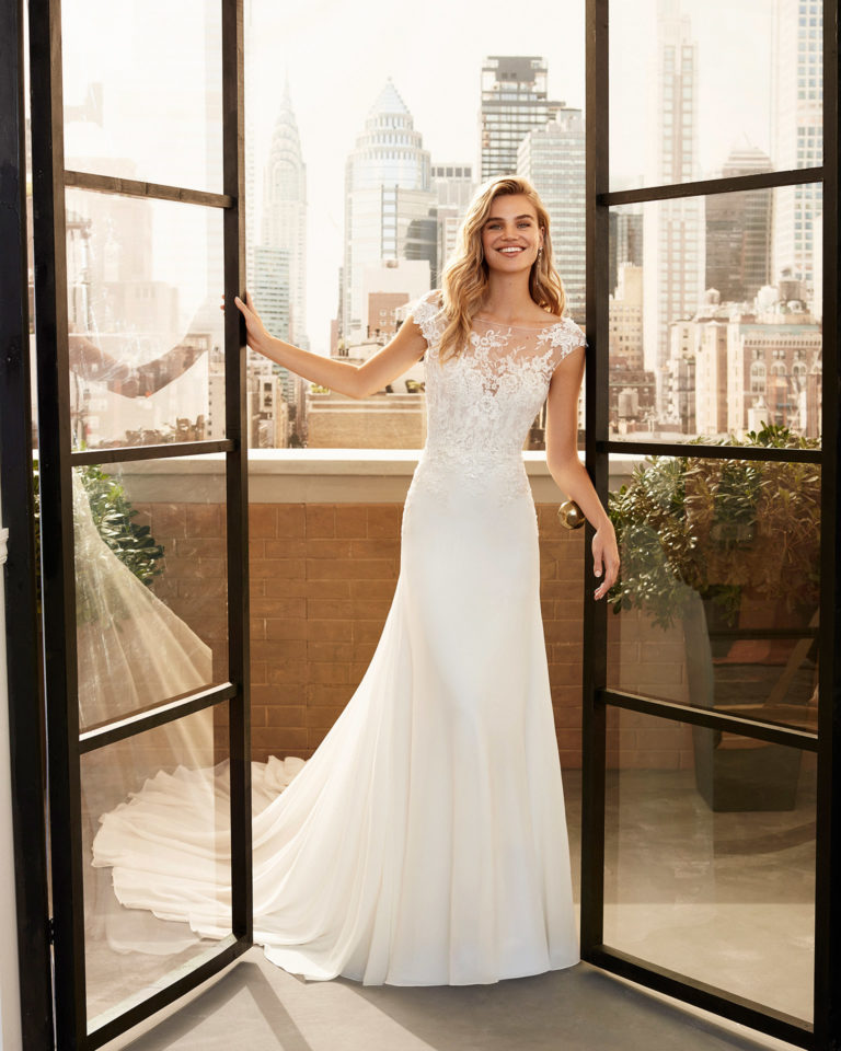 Vestido de novia estilo evasé de georgette, encaje rebrodé y pedrería con espalda escotada. Colección 2020.