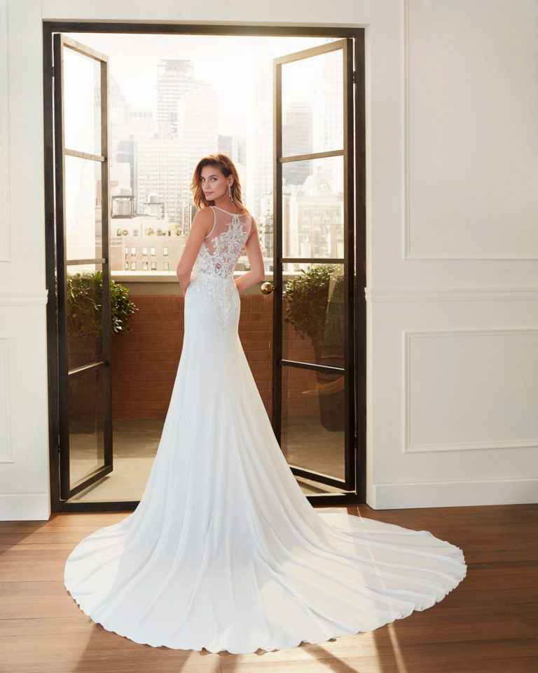 Vestido de novia estilo evasé de gasa y encaje con escote y sisa pedrería con escote V y espalda efecto tatto. Colección 2020.
