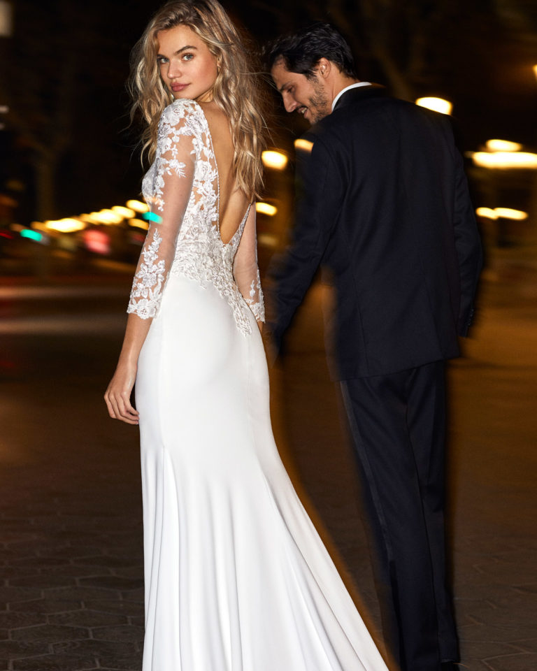 Vestido de novia corte sirena de crep elástico con manga larga y transparencia con escote pedrería y espalda escotada. Colección 2020.