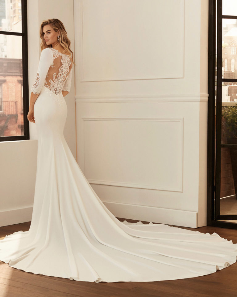 Vestido de novia corte sirena de crep elástico y forro moldeador con manga 3/4 y espalda de encaje. Colección 2020.