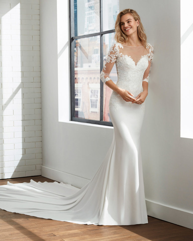 Vestido de novia corte sirena de crep elástico y forro moldeador con manga 3/4 y pedrería con espalda de encaje. Colección 2020.
