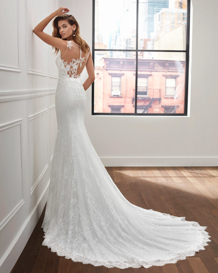 Vestido de novia corte sirena de crep elástico y forro moldeador, escote y sisa pedrería con escote deep-plunge. Colección 2020.