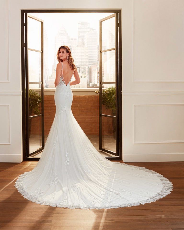 Vestido de novia corte sirena de crep, encaje con pedrería y tul con escote deep-plunge y espalda escotada en pico. Colección 2020.