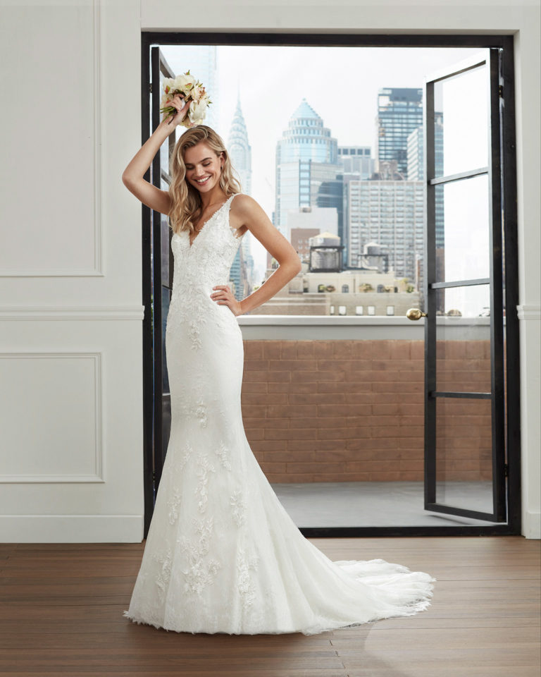 Vestido de novia corte sirena de encaje, tul y pedrería con caídas de tul y encaje con escote y espalda en V. Colección 2020.