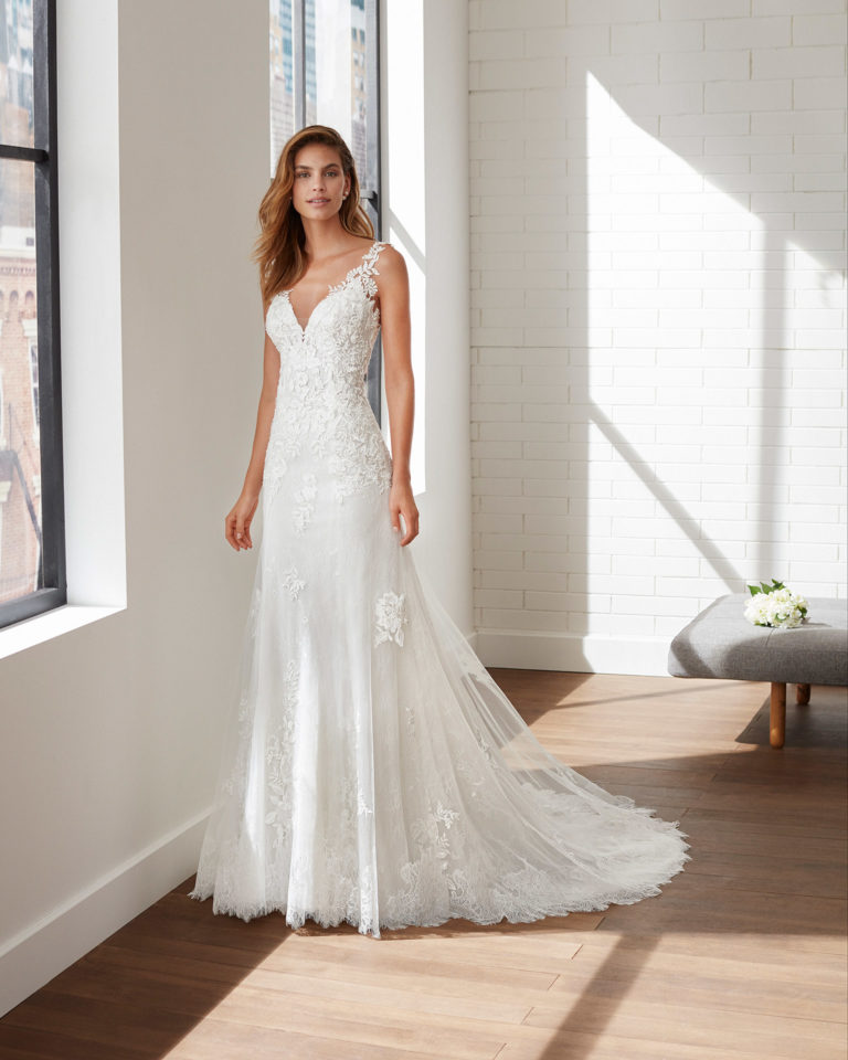 Vestido de novia de corte recto de encaje, tul y pedrería, con escote deep-plunge y espalda ilusión. Colección 2020.