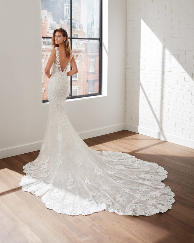Vestido de novia de corte sirena de encaje rebodré, tul y pedrería con escote y espalda en V. Colección 2020.
