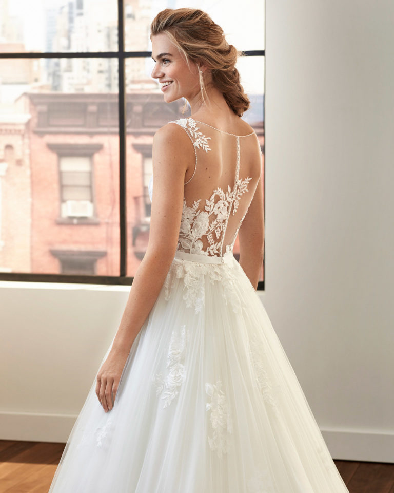 Princess-style lace and tulle wedding dress with beading at the neckline and armholes and full skirt. 2020 Collection.