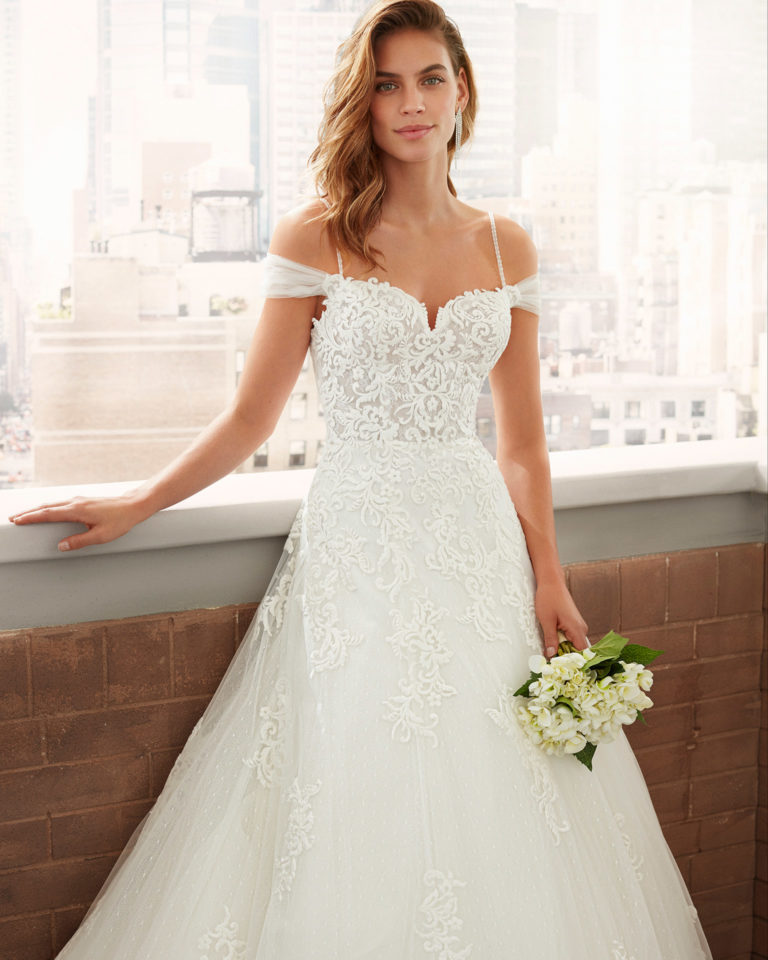 Princess-style lace and dot tulle wedding dress with sweetheart neckline, V-back with beaded strap and full skirt. 2020 Collection.