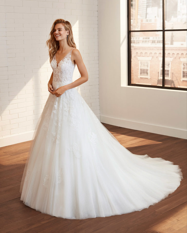 Vestido de novia de estilo romántico de encaje, tul plumeti y pedrería con escote y espalda en V. Colección 2020.