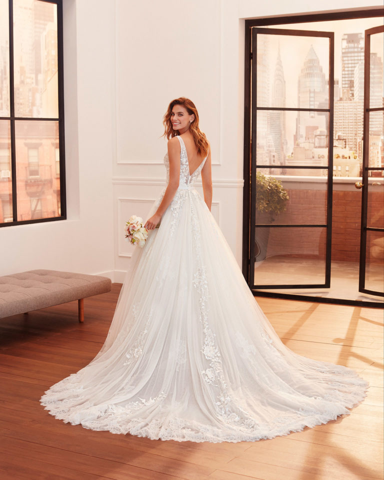 Vestido de novia de estilo princesa de encaje, tul y escote pedrería y espalda en V. Colección 2020.