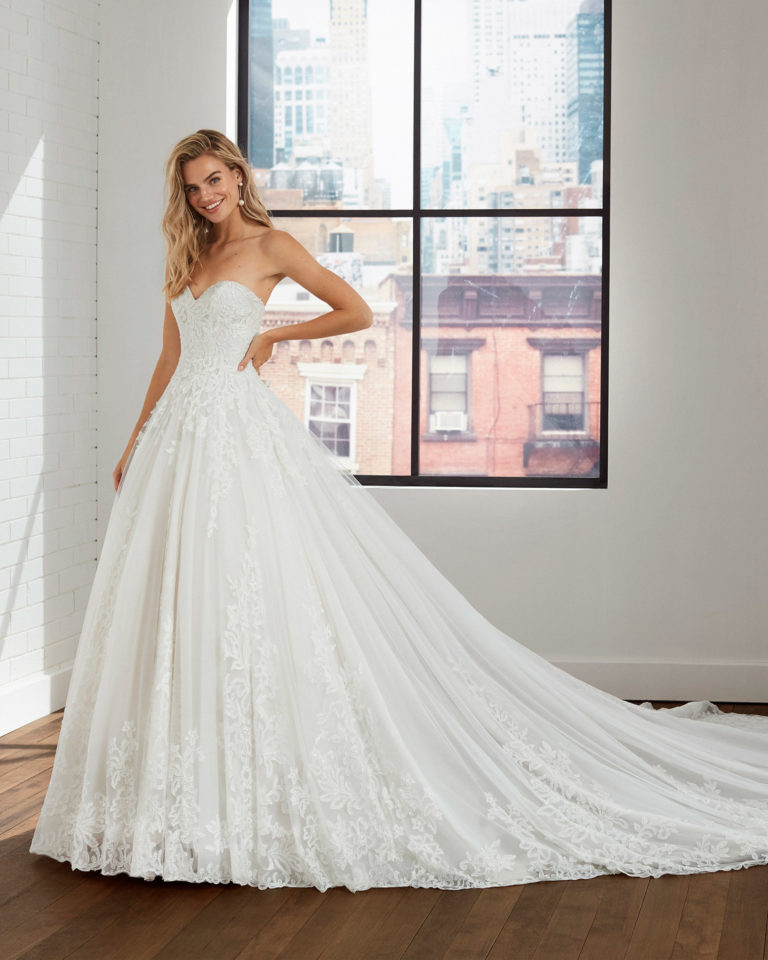 Princess-style wedding dress in lace and tulle with beading, sweetheart neckline and corset-style back. 2020 Collection.