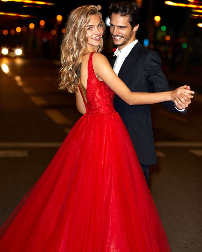 Princess-style soft tulle and lace wedding dress with beading at the neckline and armholes, V-neckline and back and full skirt. 2020 Collection.