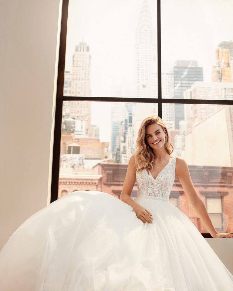 Princess-style tulle and lace wedding dress with beading, V-neckline and back and full skirt. 2020 Collection.
