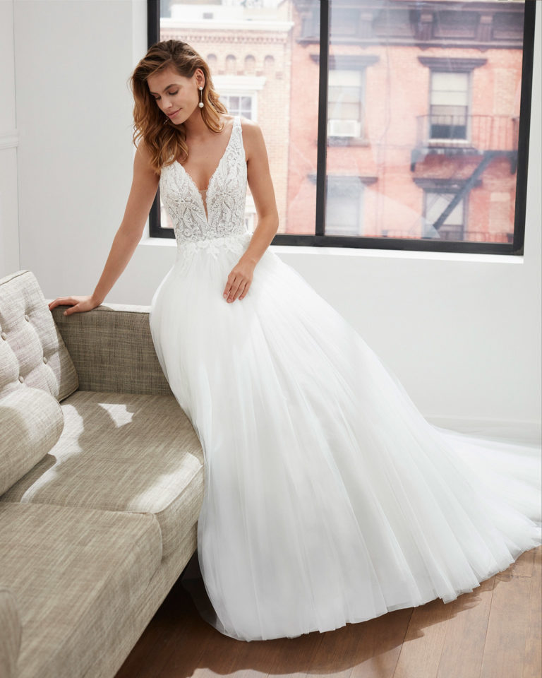 Vestido de novia de estilo princesa de tul, encaje y pedrería con escote deep-plunge y espalda en V. Colección 2020.