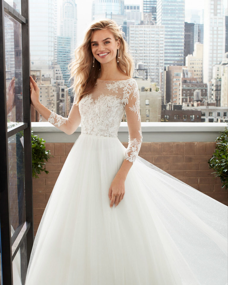 Romantic lace and soft tulle wedding dress with beading, sweetheart neckline, three-quarter sleeves and V-back. 2020 Collection.