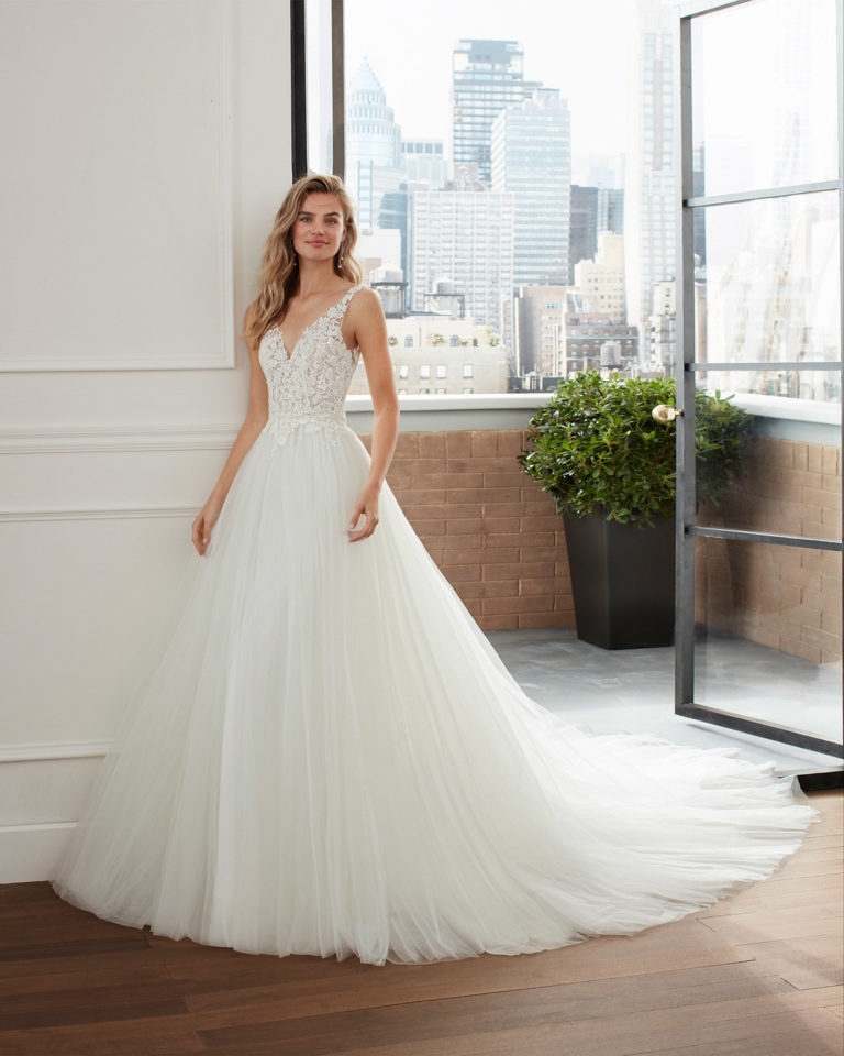 Vestido y sobrefalda de novia estilo princesa de tul, encaje y crep con escote en V y espalda escotada. Colección 2020.