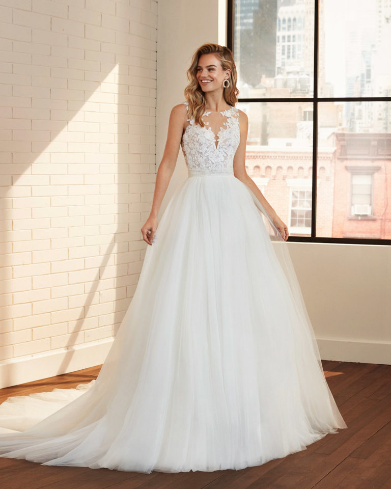 Princess-style tulle and lace wedding dress with beading at the waist and neckline and back with sheer inserts. 2020 Collection.