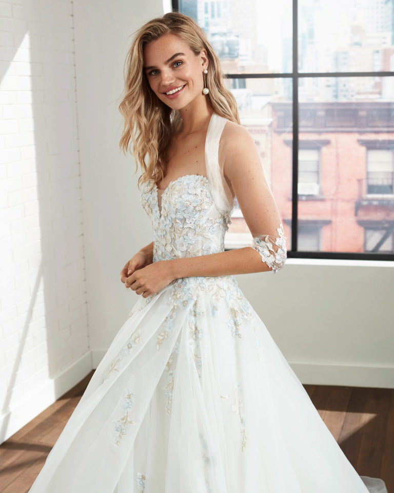 Strapless ballgown-style garza and lace wedding dress. 2020 Collection.