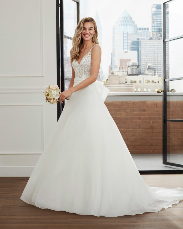 Vestido de novia estilo romántico de garza, encaje y pedrería con escote y espalda en V. Colección 2020.