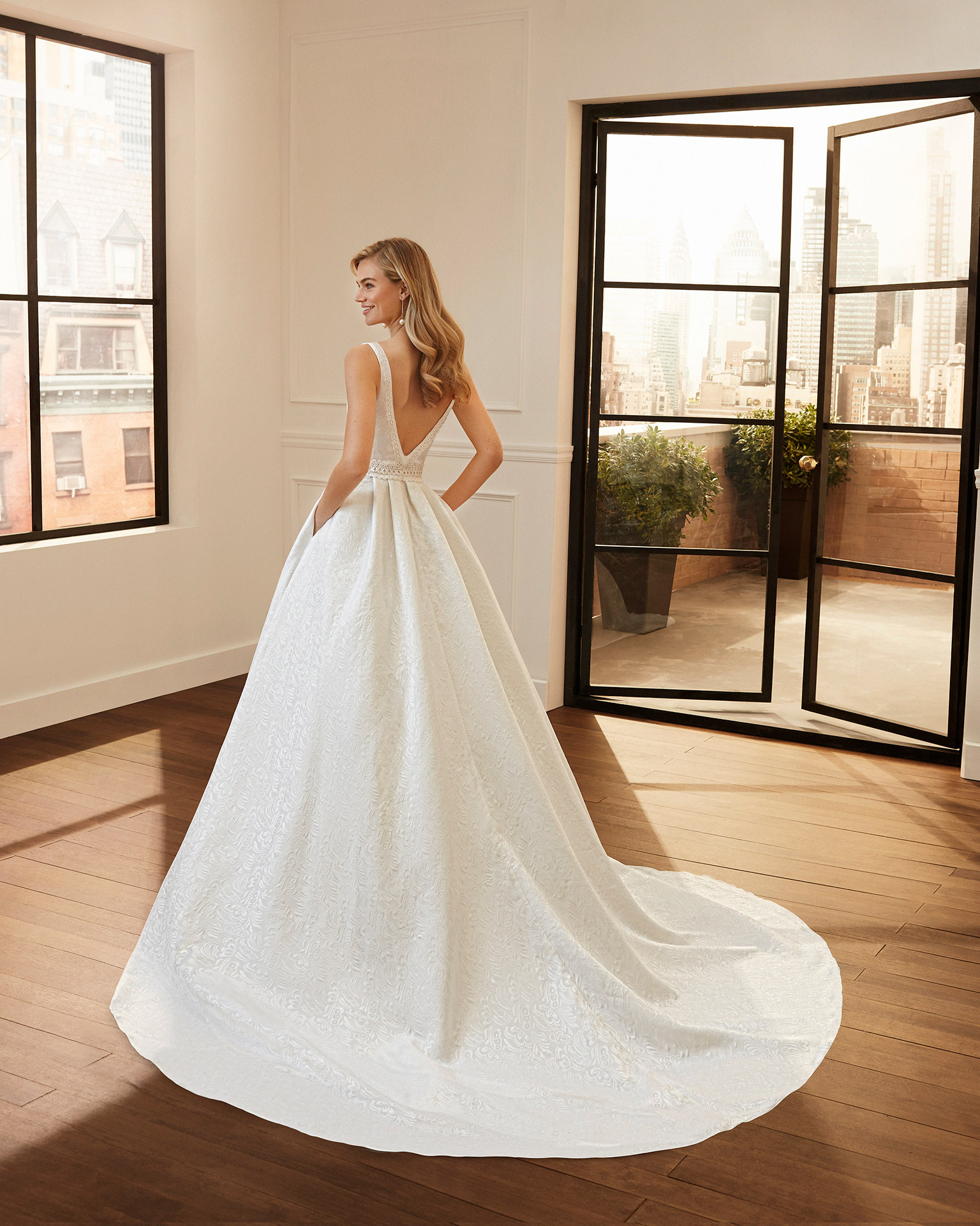 Vestido de novia estilo clásico de brocado, encaje y pedrería con escote y espalda en V. Colección  2020.
