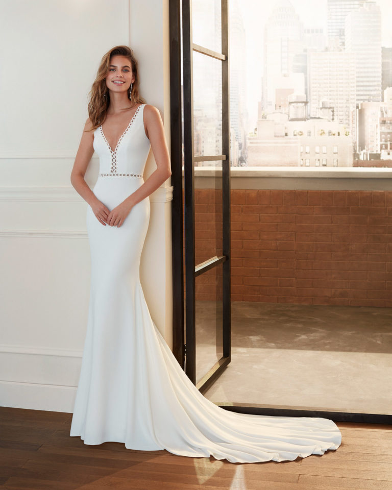 Vestido de novia estilo corte sirena de crep y encaje, con escote y espalda en V. Colección 2020.