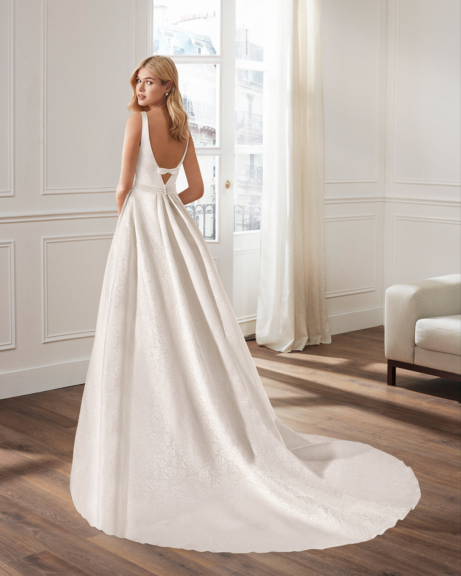 Vestido de novia corte clásico línea A, en brocado con escote pico en delantero y espalda. Colección  2020.