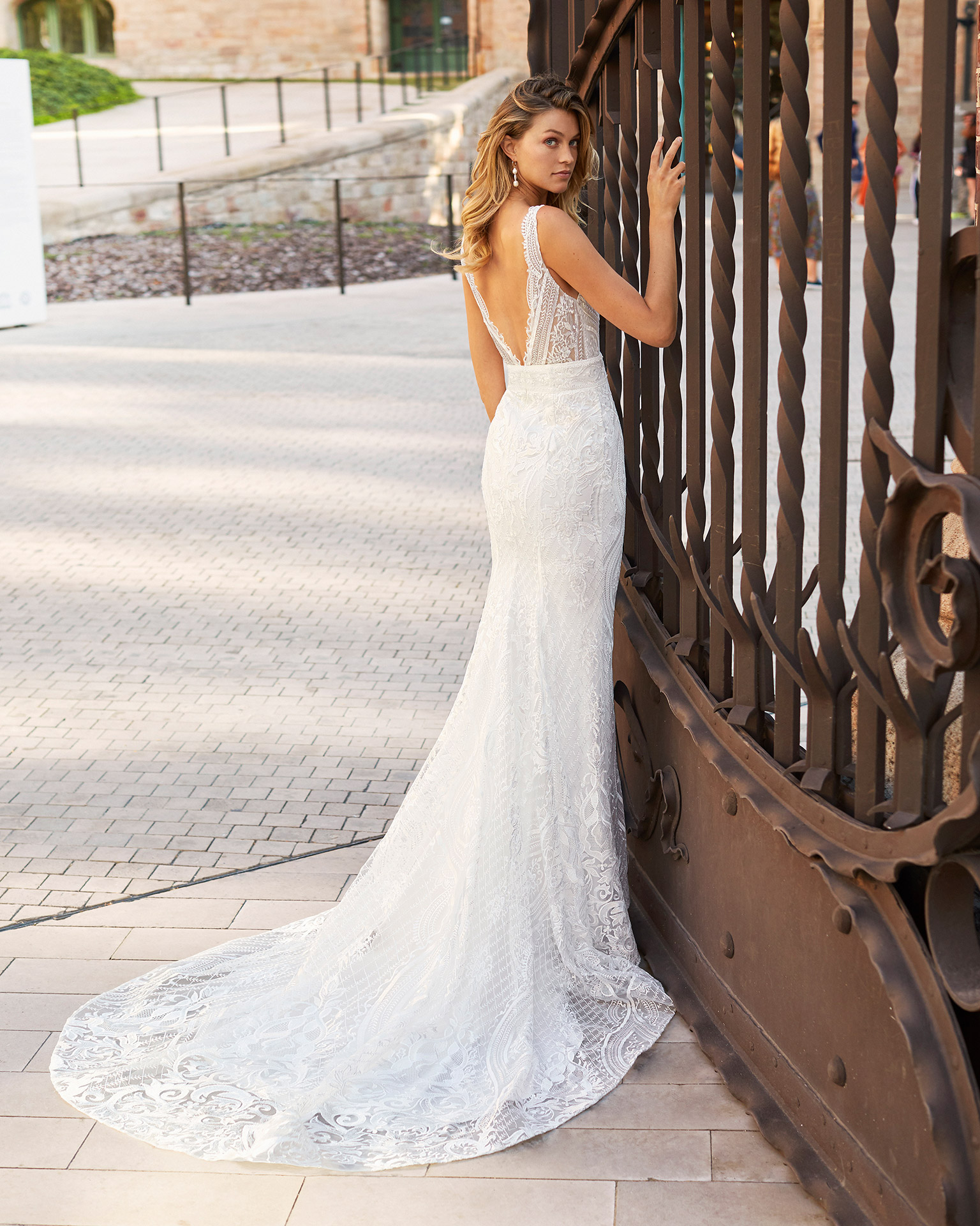 Mermaid-style lace wedding dress. Deep-plunge neckline and V-back. 2021  Collection.