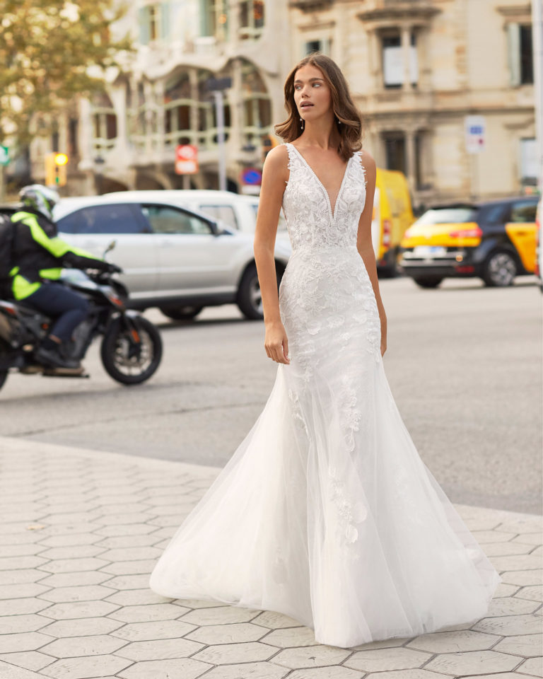 Mermaid-style lace wedding dress. Deep-plunge neckline and V-back. 2021 Collection.