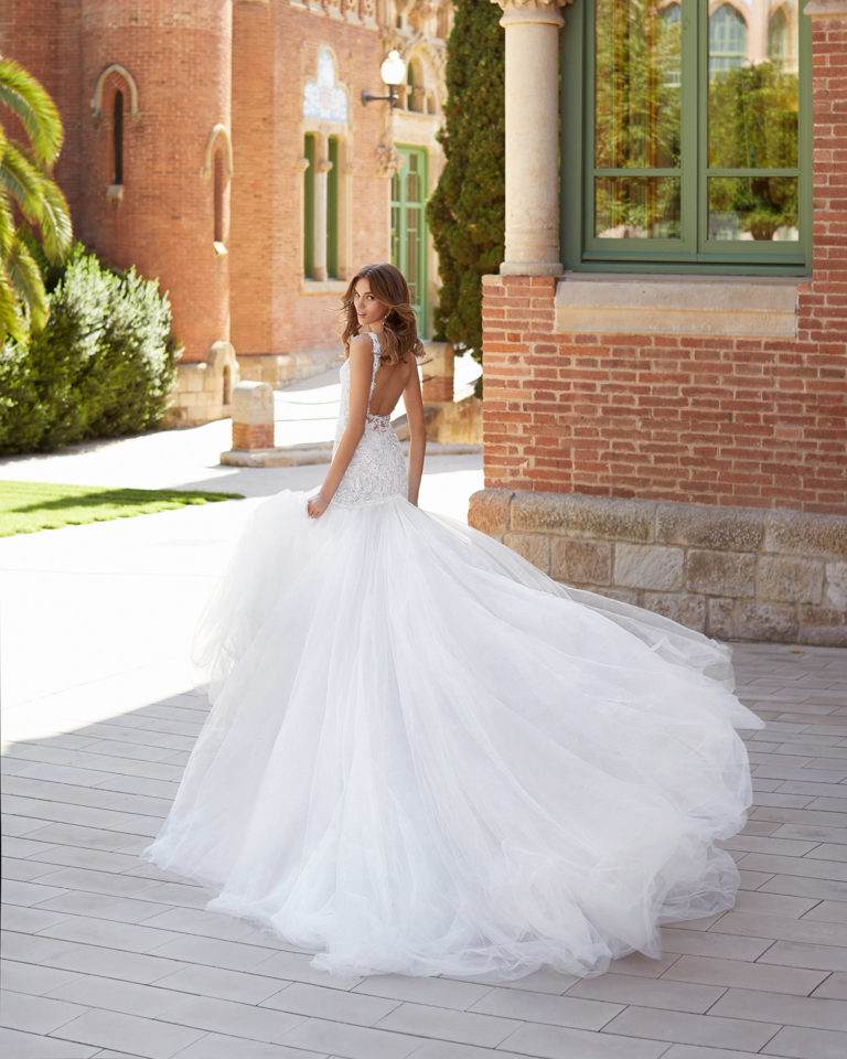 Mermaid-style wedding dress in tulle and lace. Deep-plunge neckline and open back. 2021  Collection.