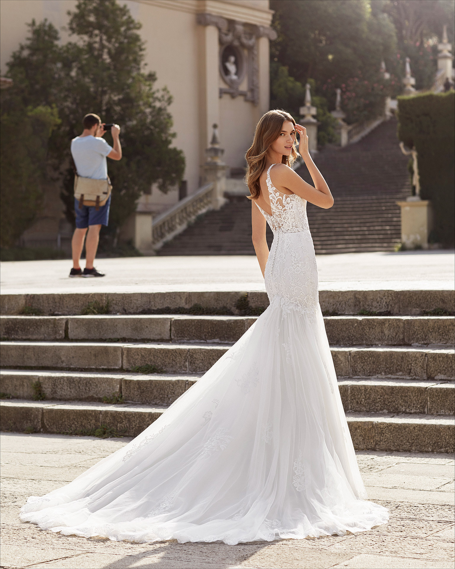 Mermaid-style wedding dress in tulle and beaded lace. V-neckline and low back. 2021  Collection.