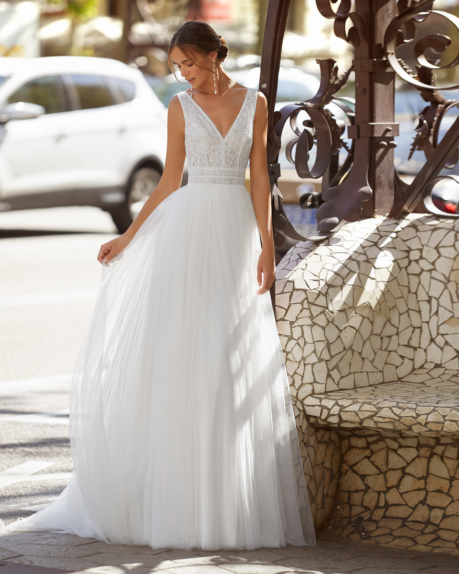 Sheath-style wedding dress in soft tulle and lace. V-neckline and back. 2021  Collection.