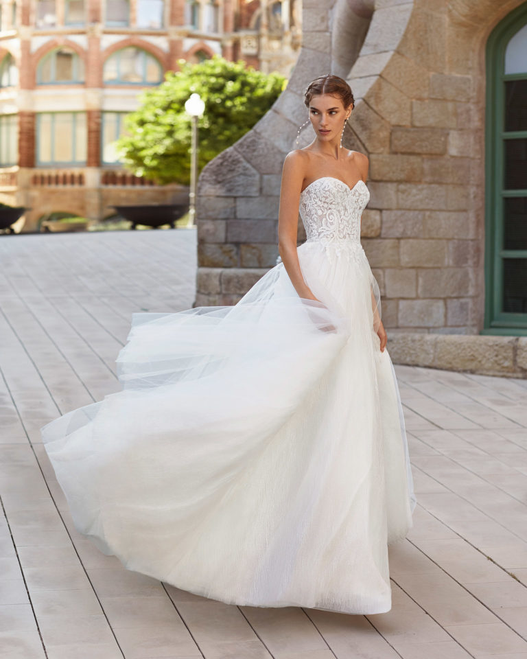 Princess-style wedding dress in beaded lace and tulle. Strapless neckline and glitter underskirt. 2021  Collection.