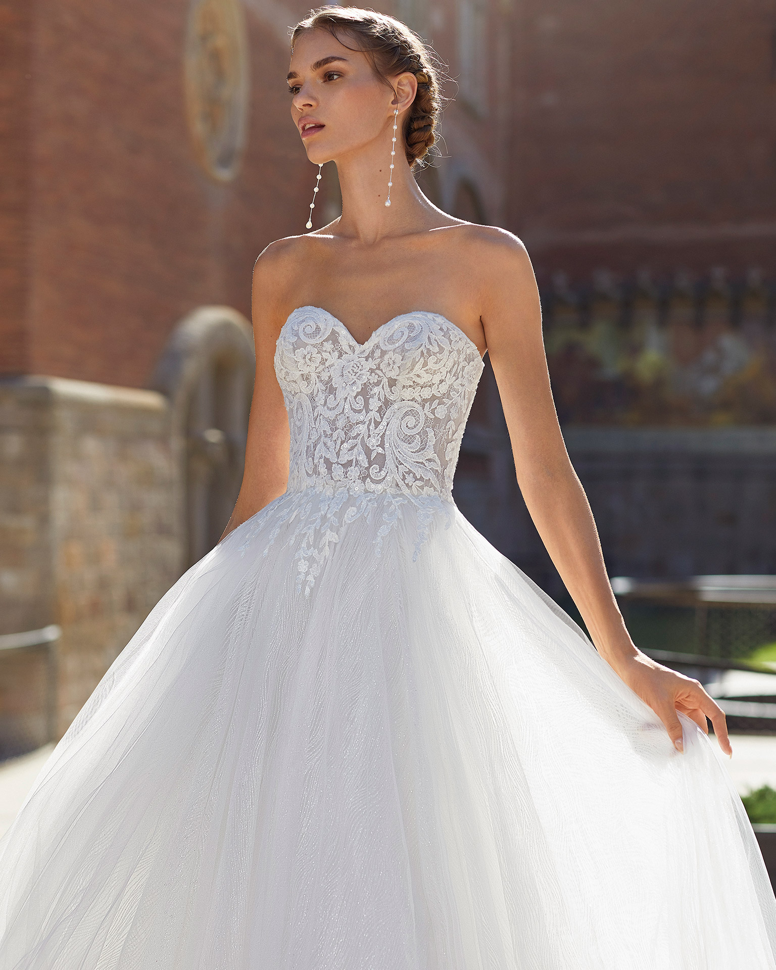 Princess-style wedding dress in beaded lace and tulle. Strapless neckline and glitter underskirt. 2021  Collection.