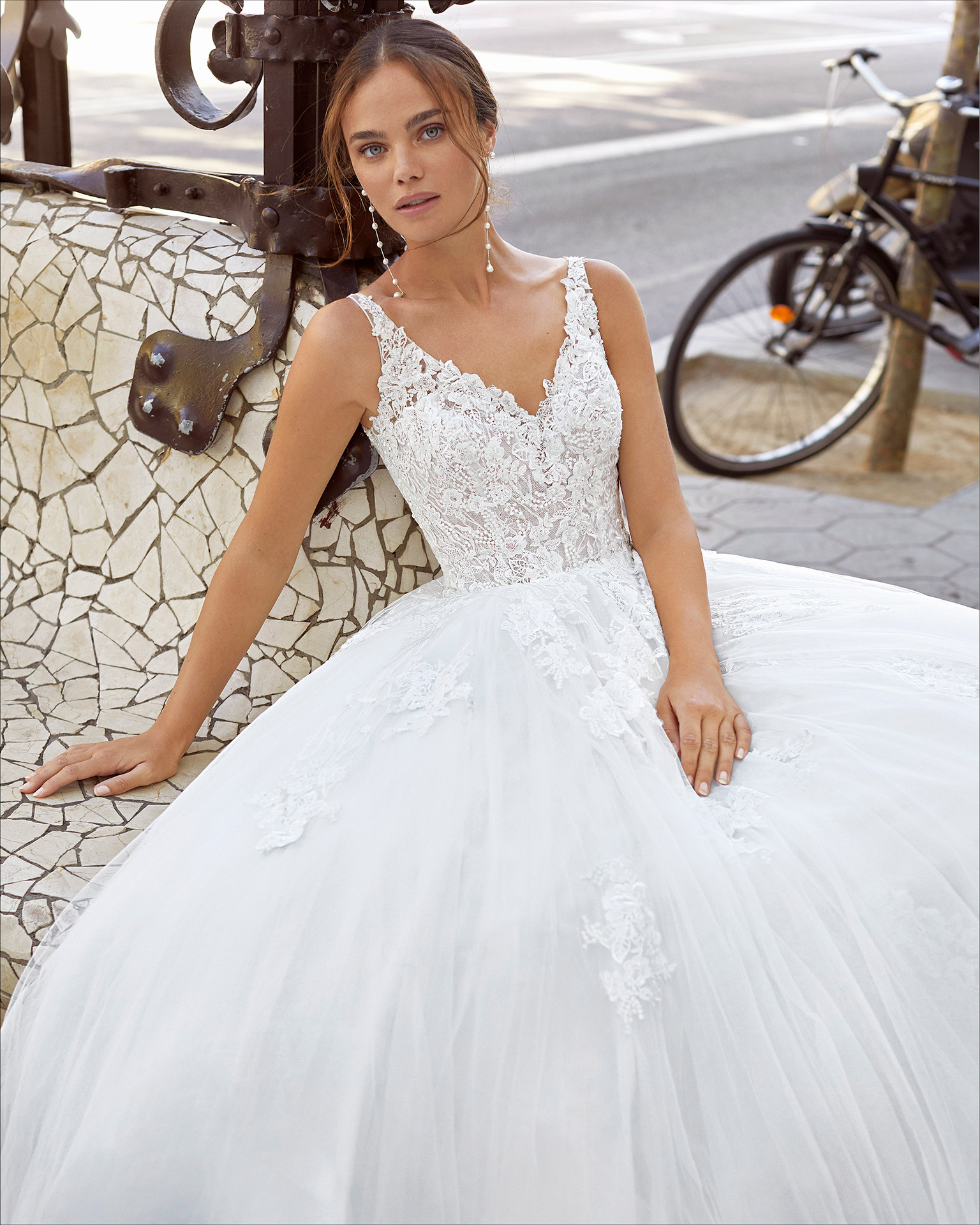 Princess-style wedding dress in beaded lace and tulle. Neckline and low back. 2021  Collection.