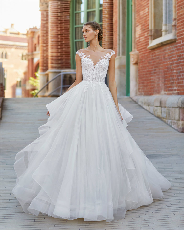 Ballgown-style wedding dress in tulle and lace. Sweetheart neckline with yoke. 2021 Collection.