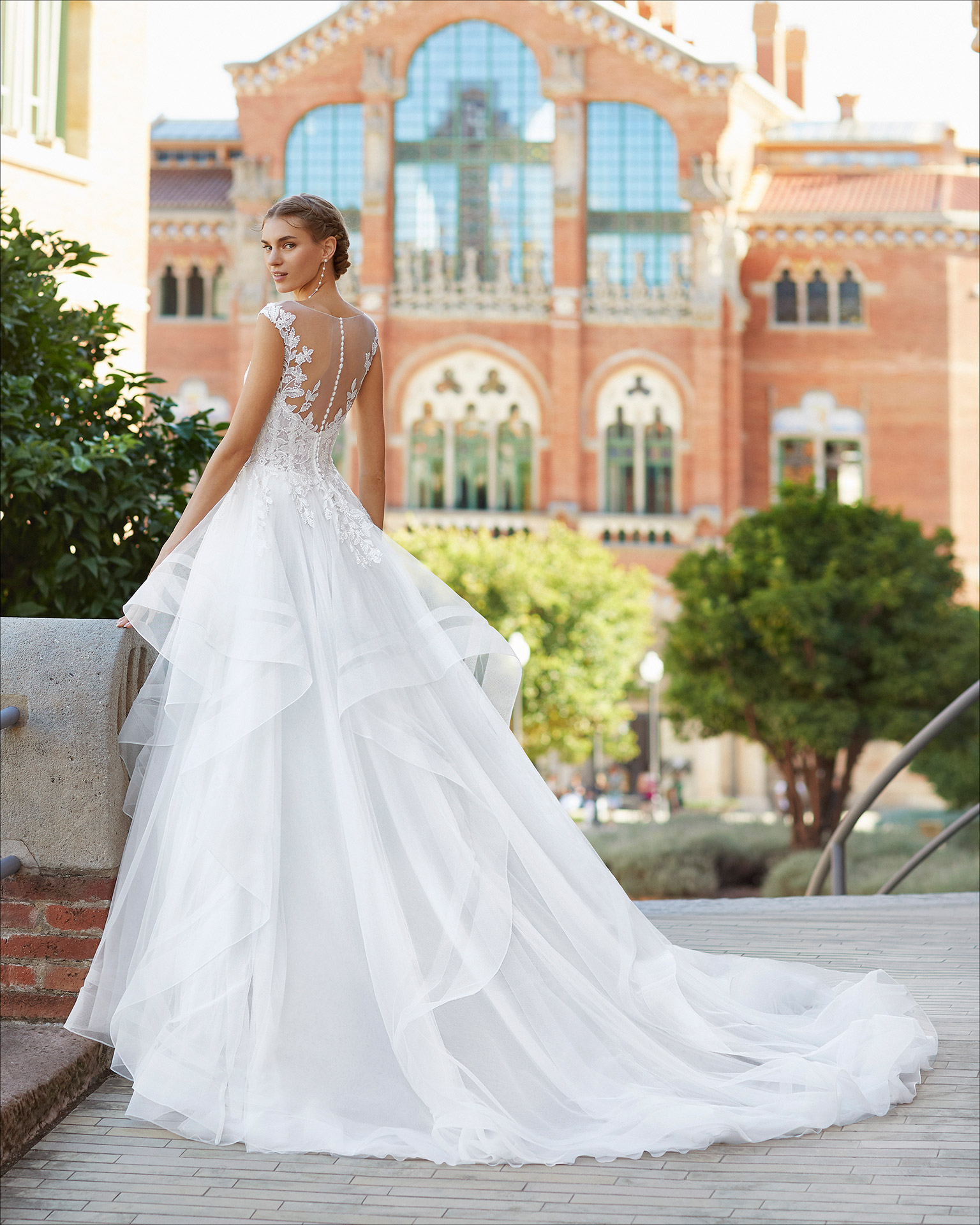 Ballgown-style wedding dress in tulle and lace. Sweetheart neckline with yoke. 2021  Collection.