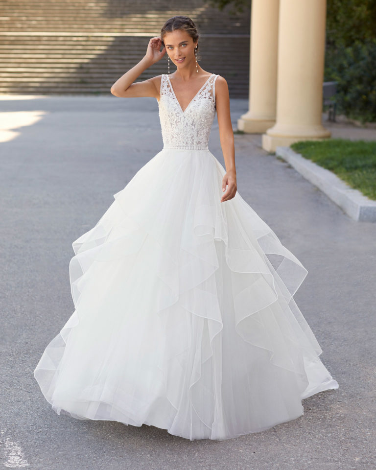 Ballgown-style wedding dress in tulle and beaded lace. With V-neckline and back. 2021 Collection.
