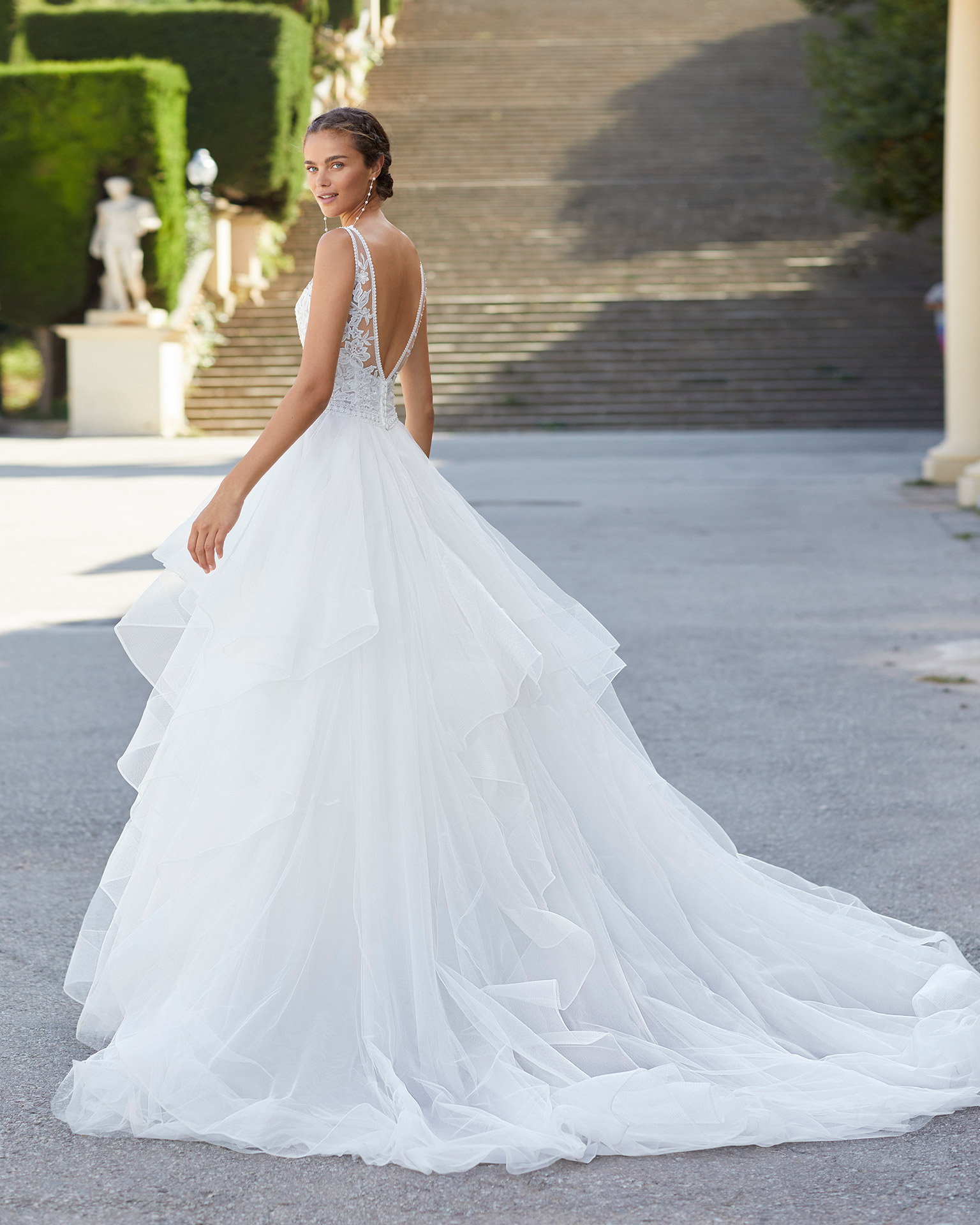 Ballgown-style wedding dress in tulle and beaded lace. With V-neckline and back. 2021  Collection.